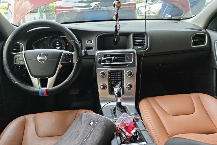 Used Volvo S60 2014 S60L 2.0T Zhiyuan Edition Center Console