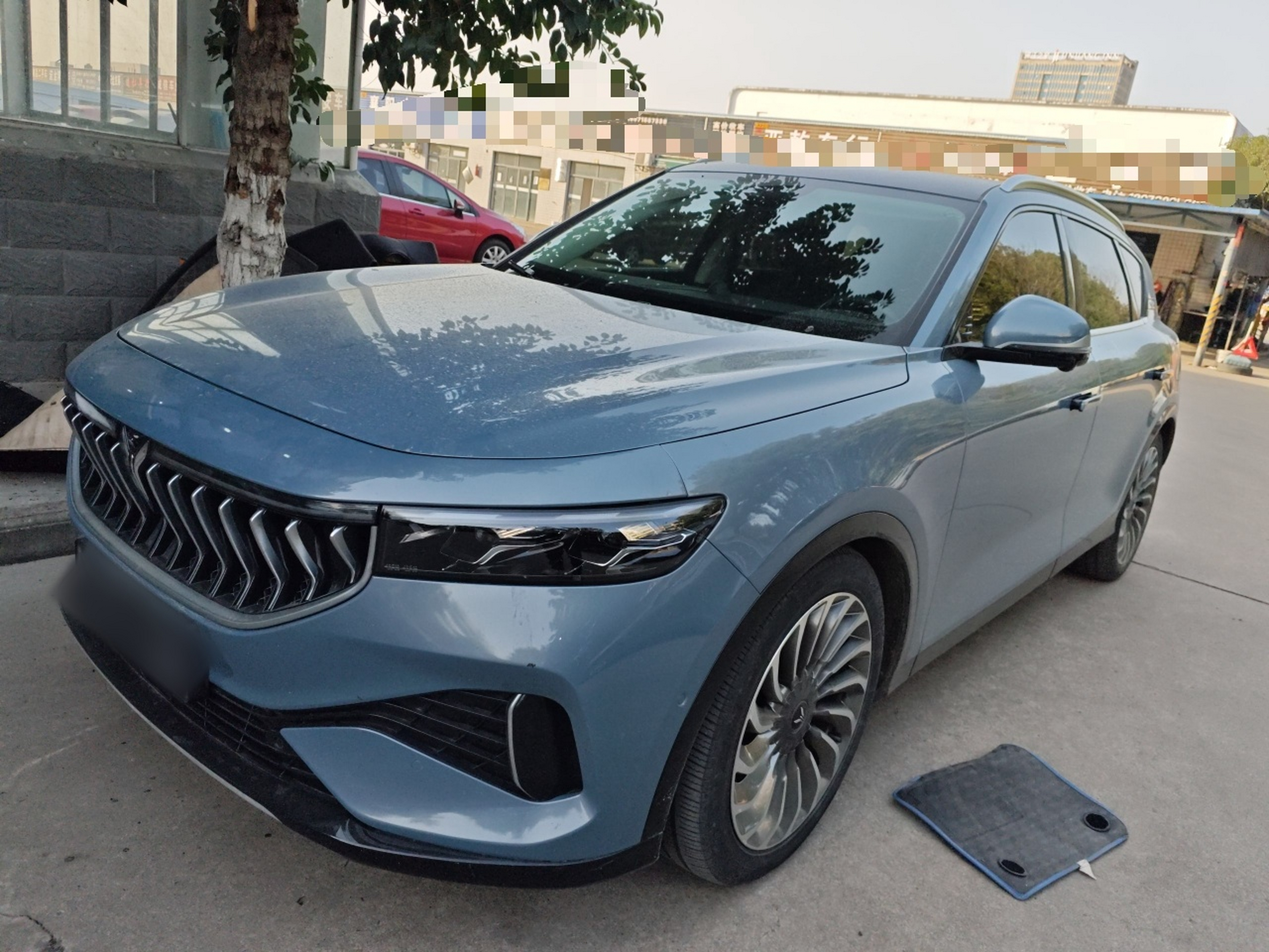 تحت مقدمة السيارة