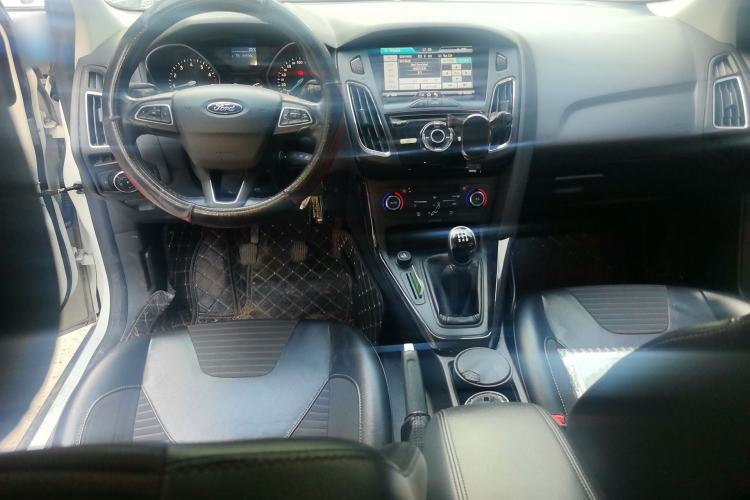 Used Ford Focus 2015 Sedan 1.6L Manual Fashion Edition Center Console