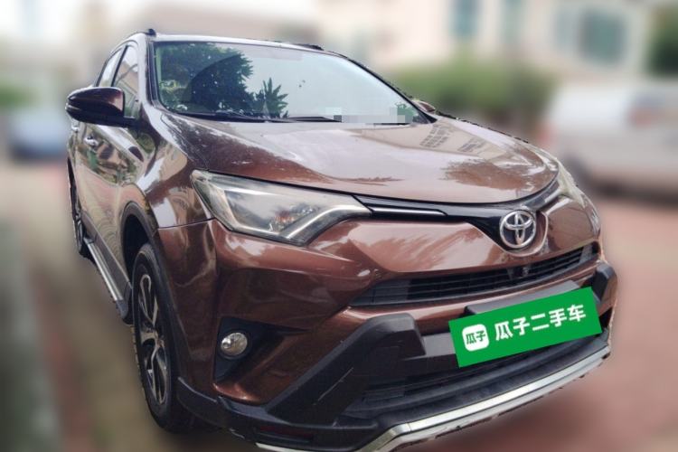 Used Toyota RAV4 2016 2.0L CVT Two-Wheel Drive Fashion Edition China V Standard Front Right 45 Deg