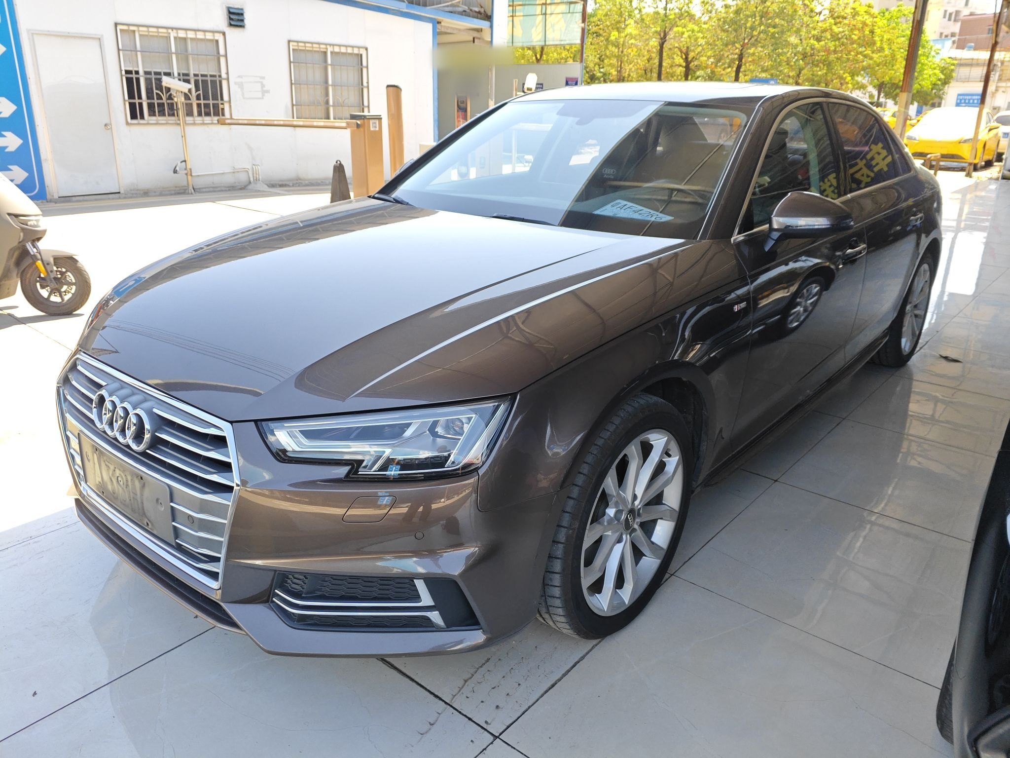 تحت مقدمة السيارة