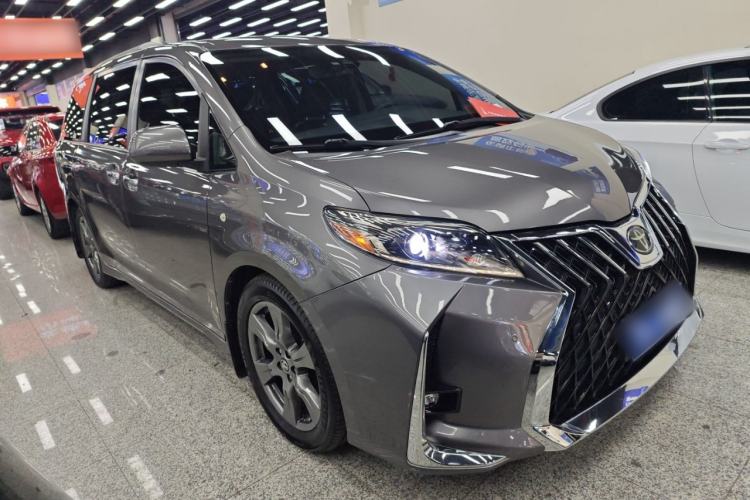 Used Toyota Sienna 2018 3.5L Two-Wheel Drive SE U.S. Specification