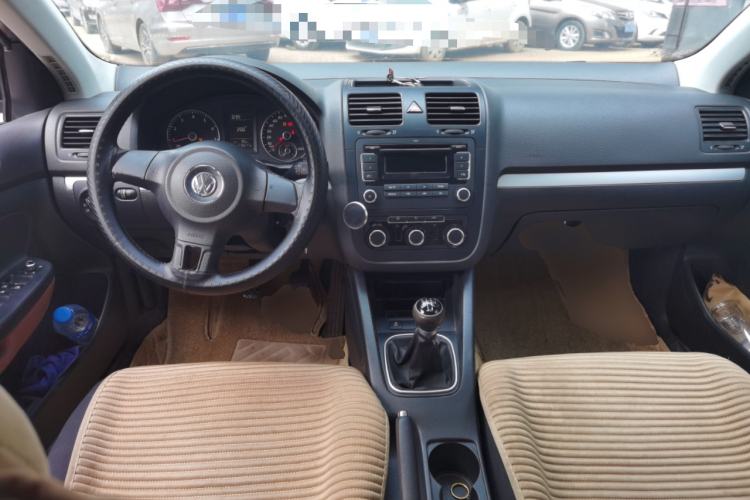 Used Volkswagen Sagitar 2011 1.6L Manual Comfort Version Center Console