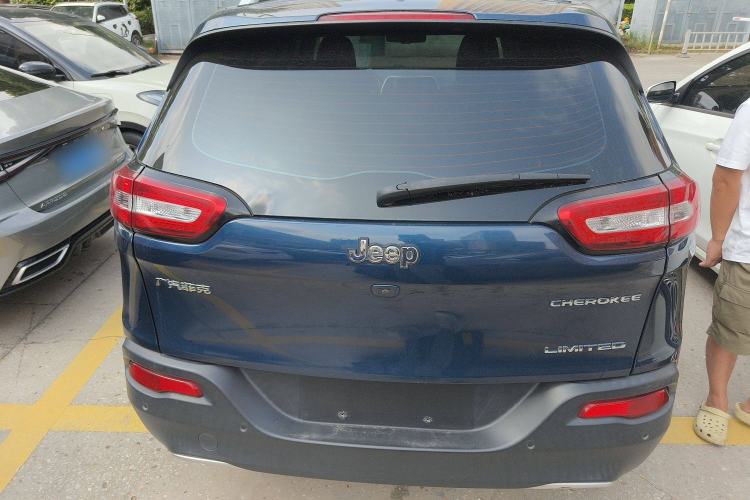 Used Jeep Cherokee 2020 2.0L Two-Wheel Drive Classic Sports Edition