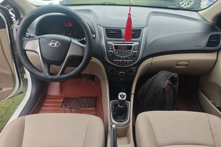 Used Hyundai Verna (older generation) 2014 1.4L Manual Smart GLS Trim Center Console