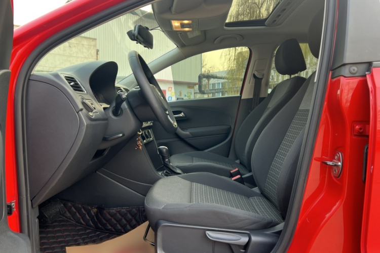 Used Volkswagen Polo 2016 1.6L Automatic Comfort Model
