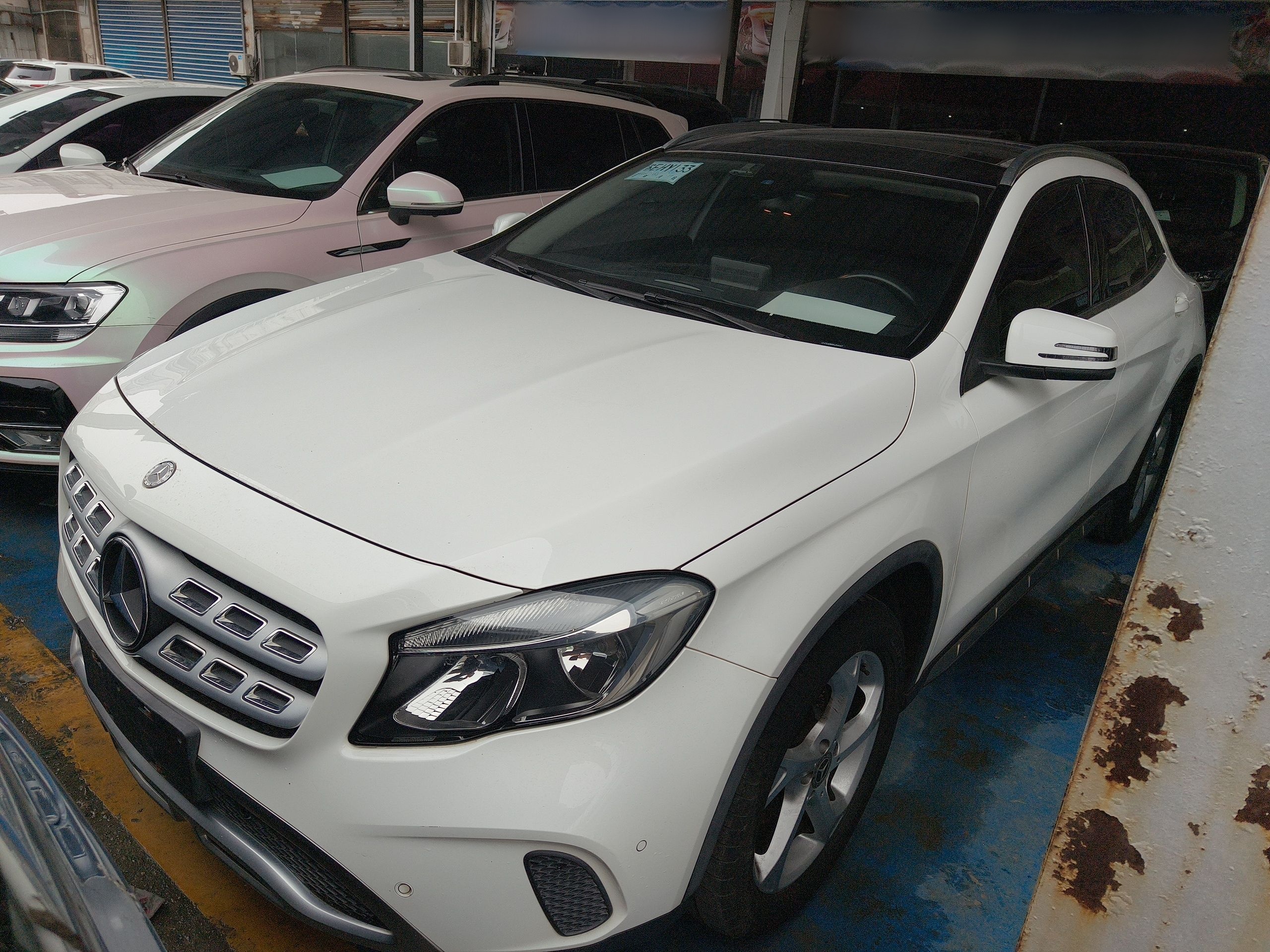 تحت مقدمة السيارة