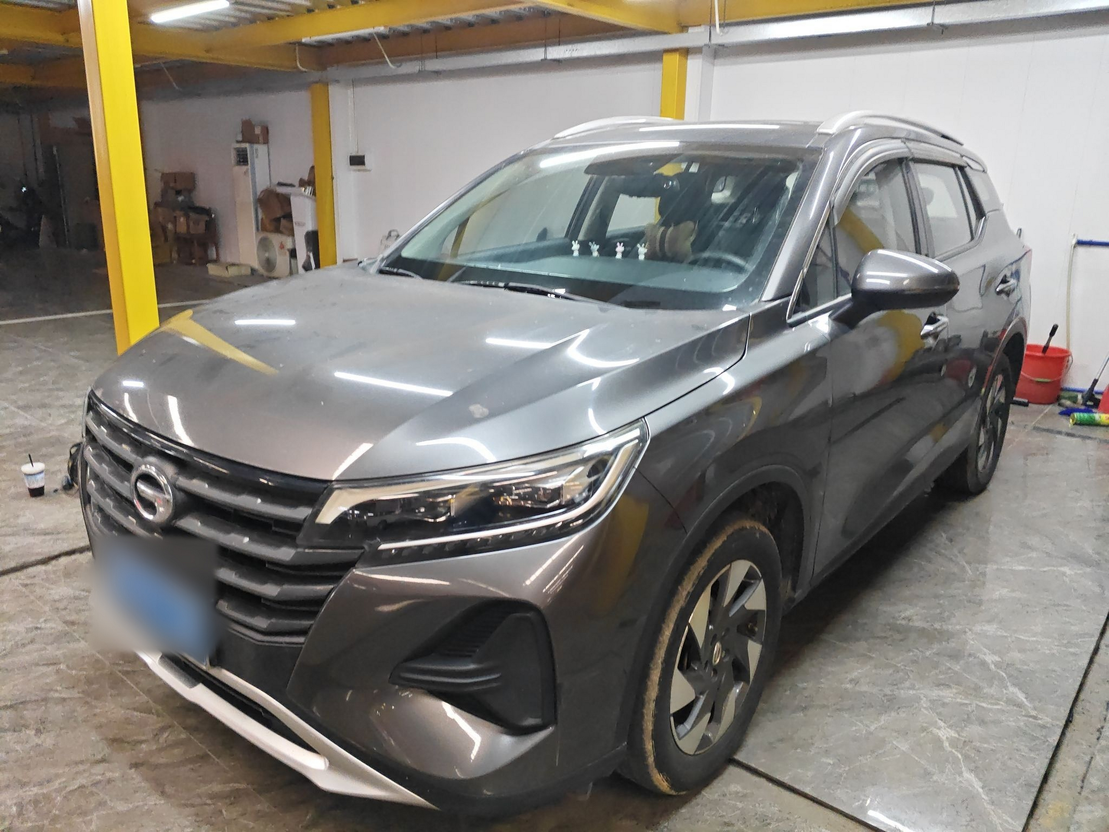 Под передней частью автомобиля