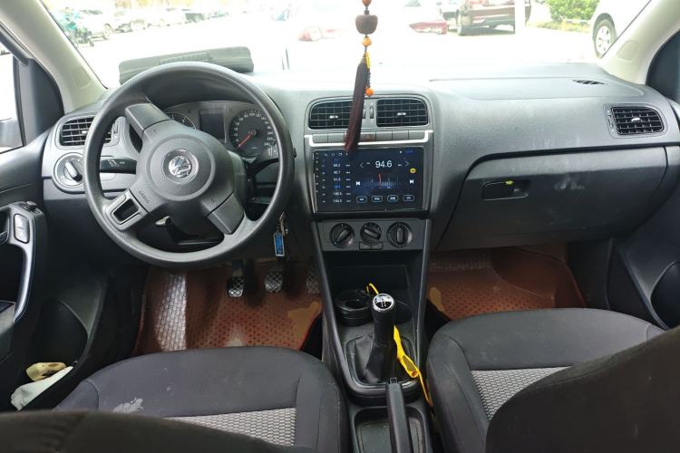 Used Volkswagen Polo 2013 1.4L Manual Fashion Edition Center Console