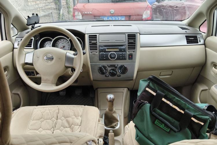 Used Nissan Tiida Sedan 2008 1.6L Manual Fashion Edition Center Console