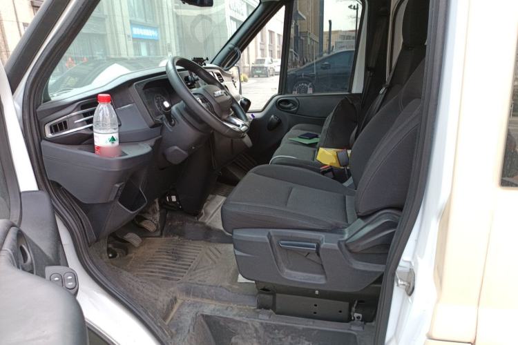 Used JMC Fushun 2023 2.0T Manual Short-Wheelbase Low-Roof Commercial Multi-Purpose Passenger Vehicle 6 Seats with Dual-Opening Tailgate
