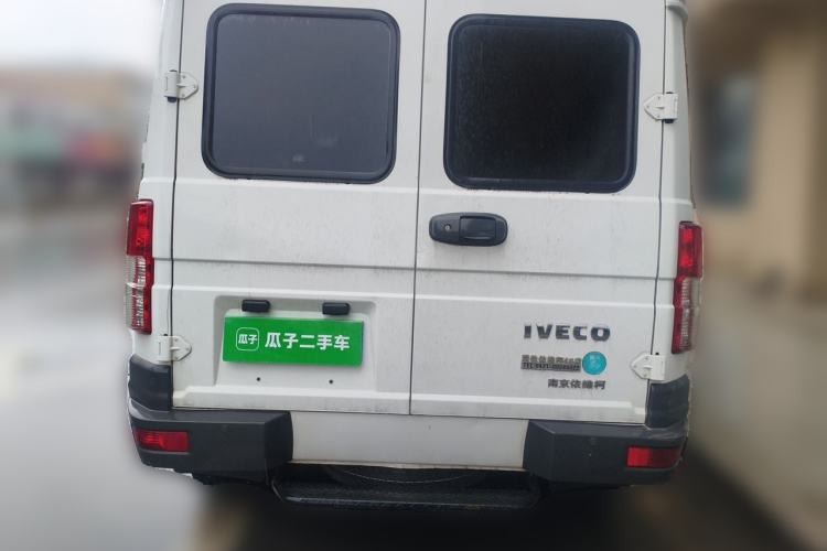 Used Iveco Daily 2021 2.5T A35 M1 Passenger Van 5-9 Seater Short Wheelbase Mid-Roof Design Dual Tires Side Sliding Door