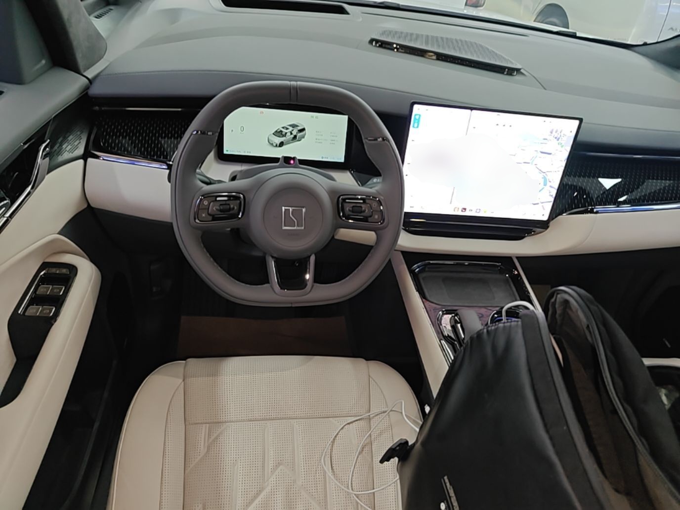 Zeekr 009 2024 7-Seater Walk-Through Version Four-Wheel Drive 108 kWh — снимка 13