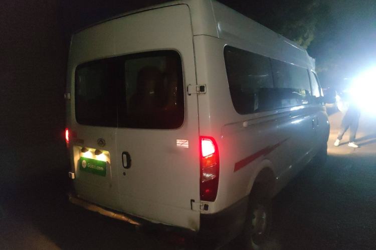 Used SAIC MAXUS Xintu V80 2019 2.5T Classic Model 6-Speed Manual Aotong Long Wheelbase Mid-Height 7-Seater
