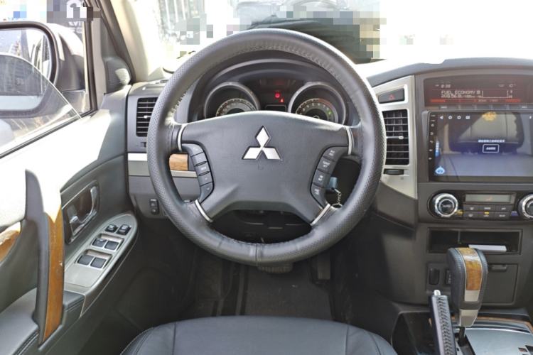 Used Mitsubishi Pajero 2020 3.0L Automatic Luxury Off-Road Version Steering Wheel