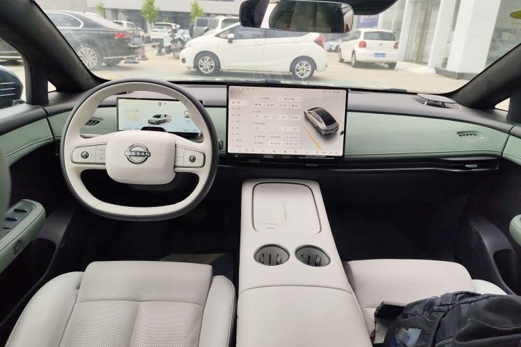 Used Nissan N7 2025 625 Max Center Console