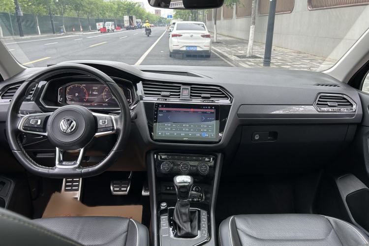 Used Volkswagen Tiguan L 2020 330TSI Automatic Two-Wheel Drive R-Line Flagship Version China VI Standard Interior 3