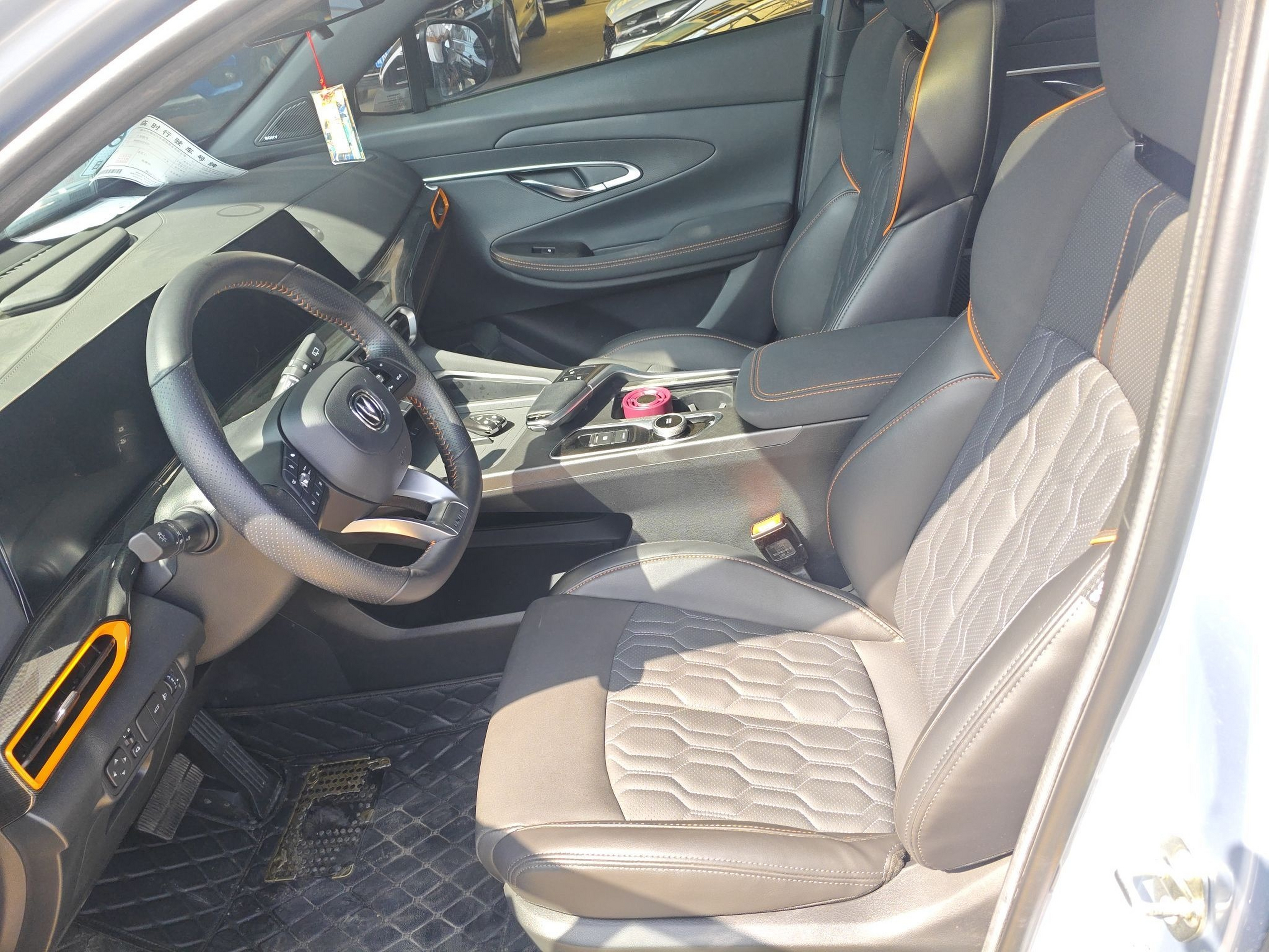 المقاعد الأمامية داخل السيارة