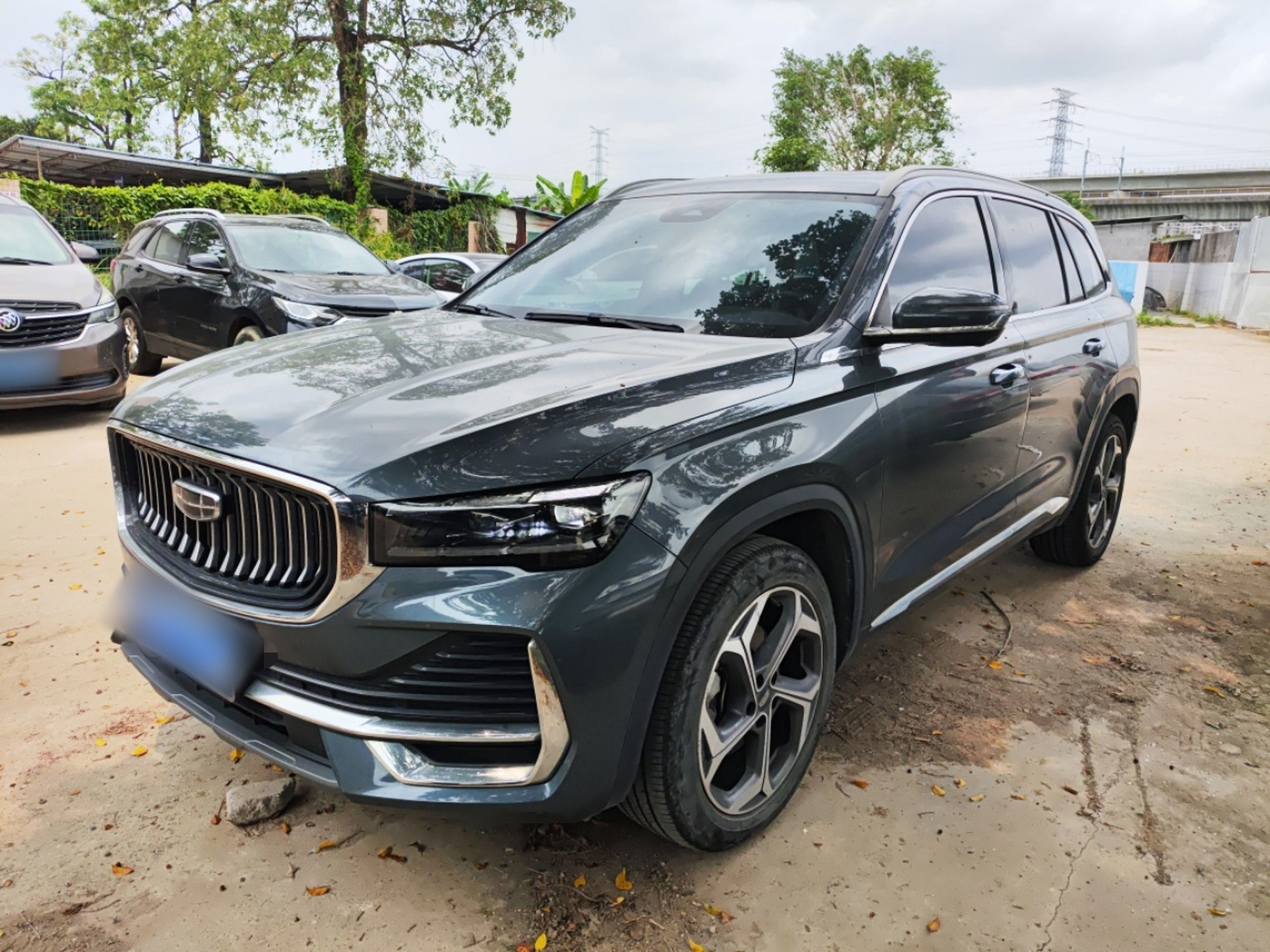 تحت مقدمة السيارة