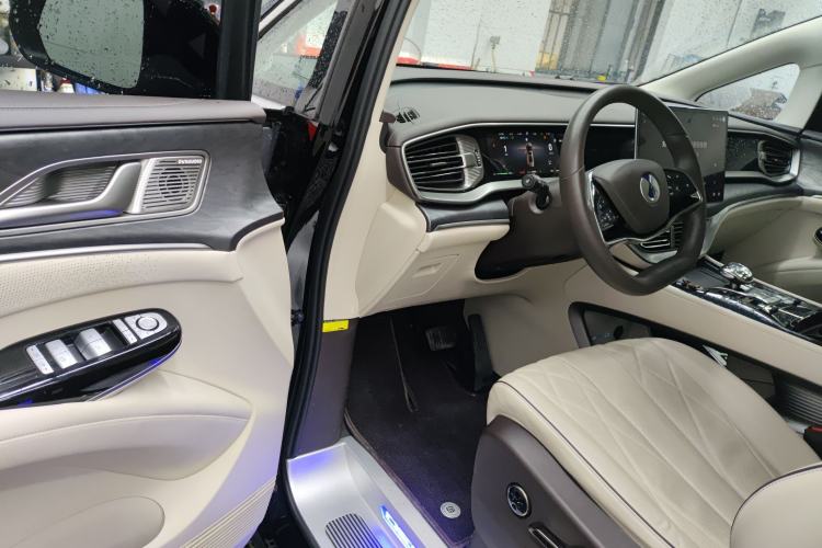 Used Denza D9 2024 DM-i 1050 Luxury Model
