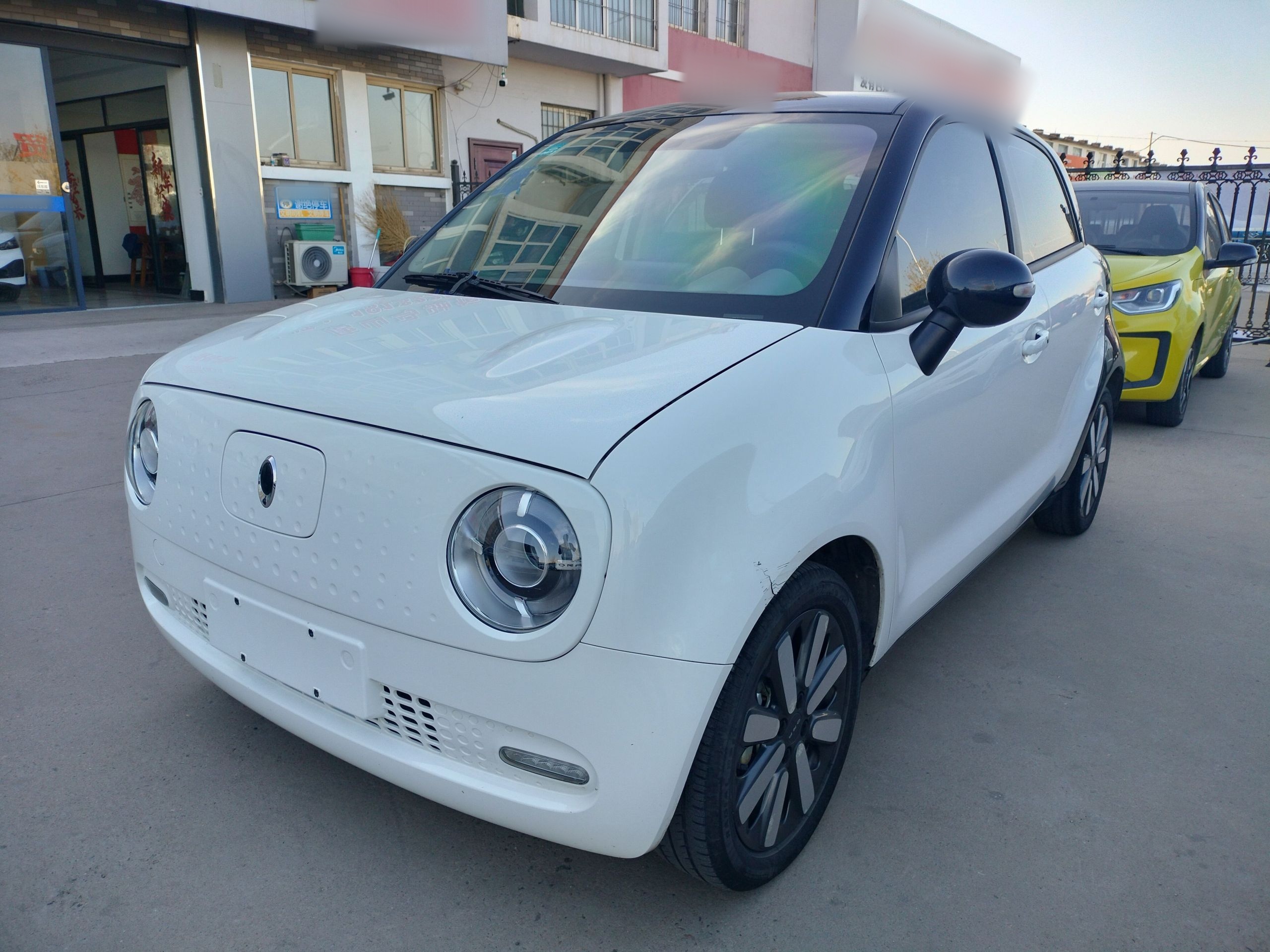 Под передней частью автомобиля