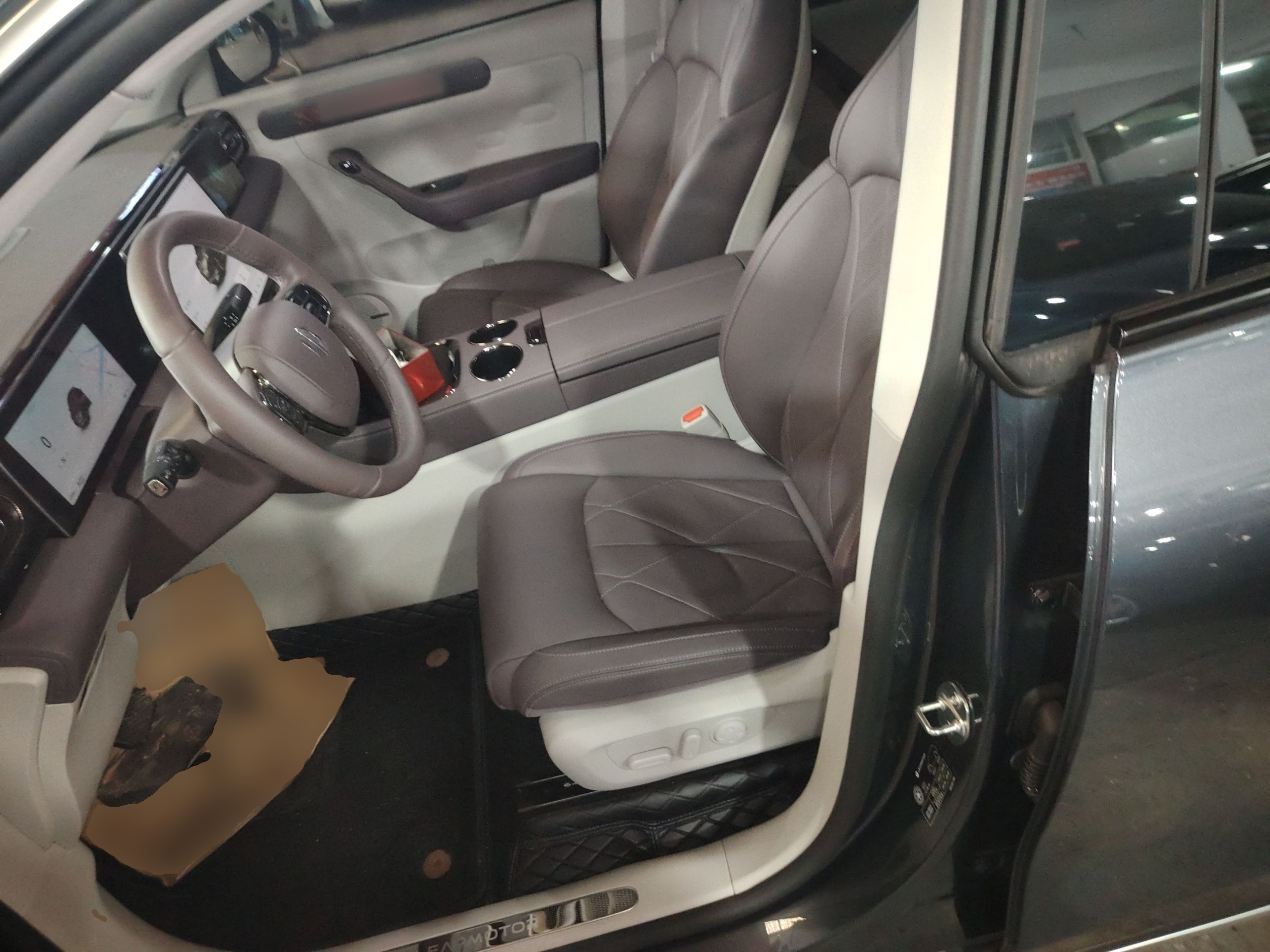 المقاعد الأمامية داخل السيارة