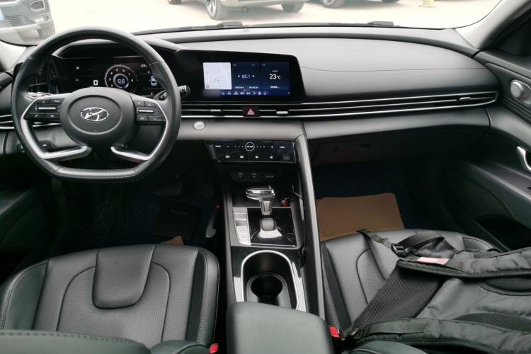 Used Hyundai Elantra 2021 1.5L CVT LUX Prestige Edition Center Console