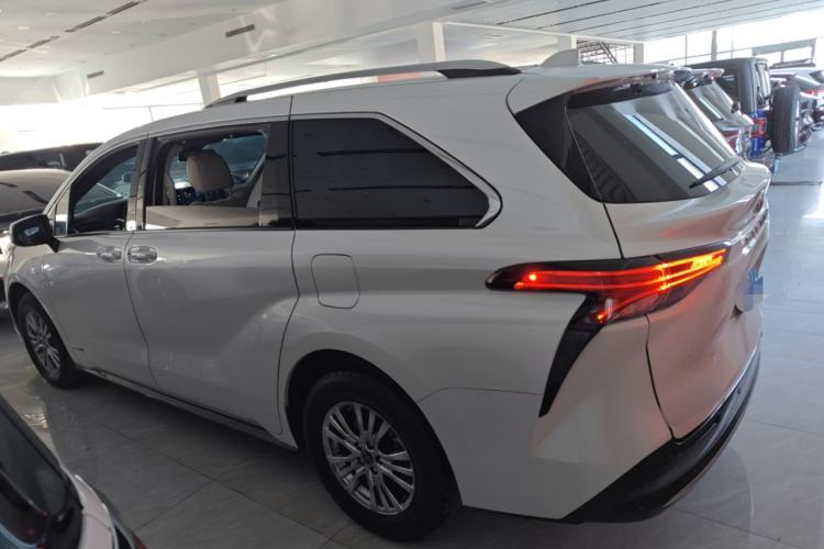 Used Toyota Sienna 2021 2.5L Hybrid Premium Edition

