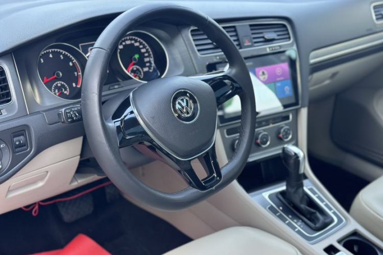 Used Volkswagen Golf 2016 230TSI Automatic Comfort Version
