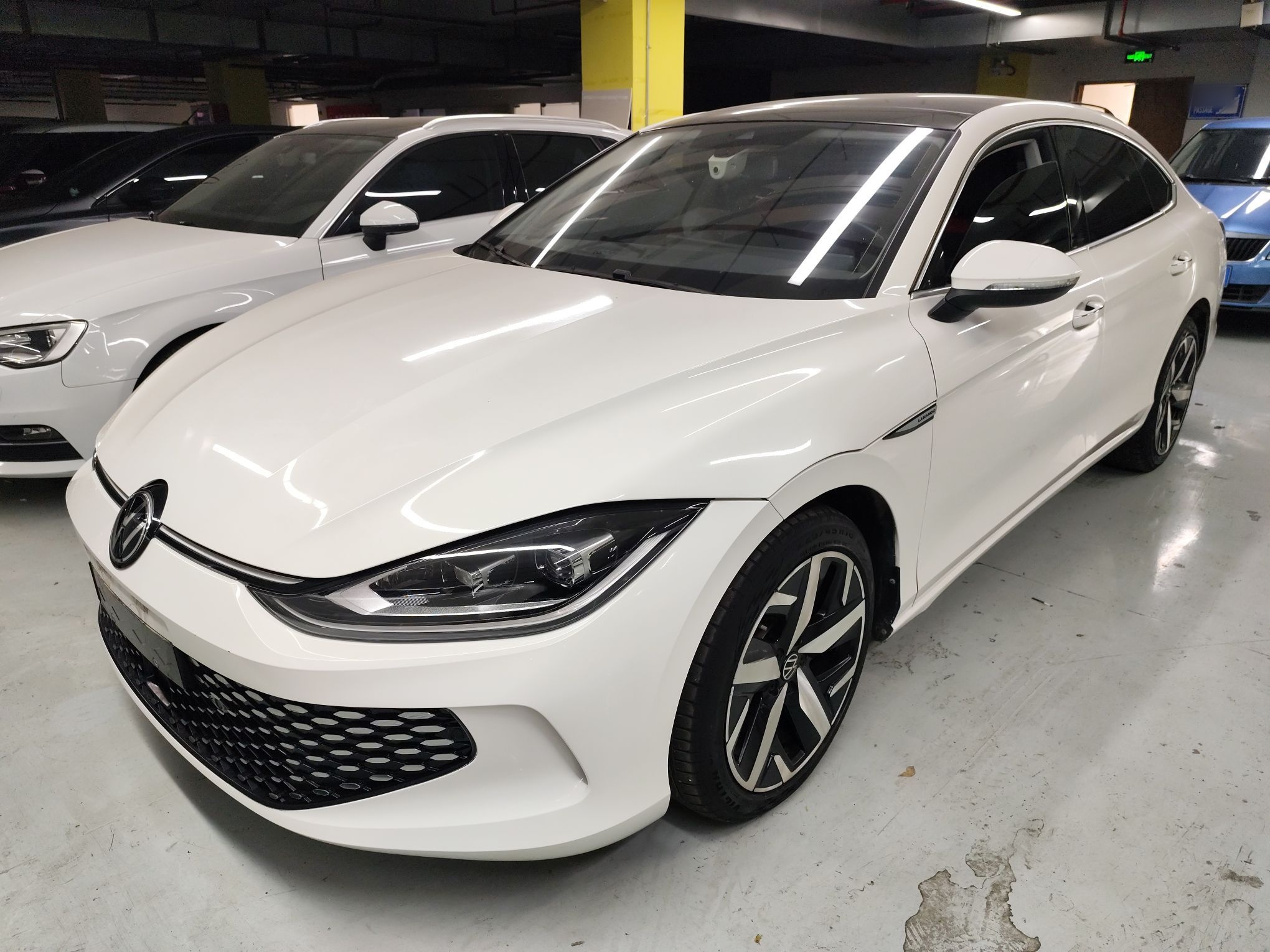 تحت مقدمة السيارة