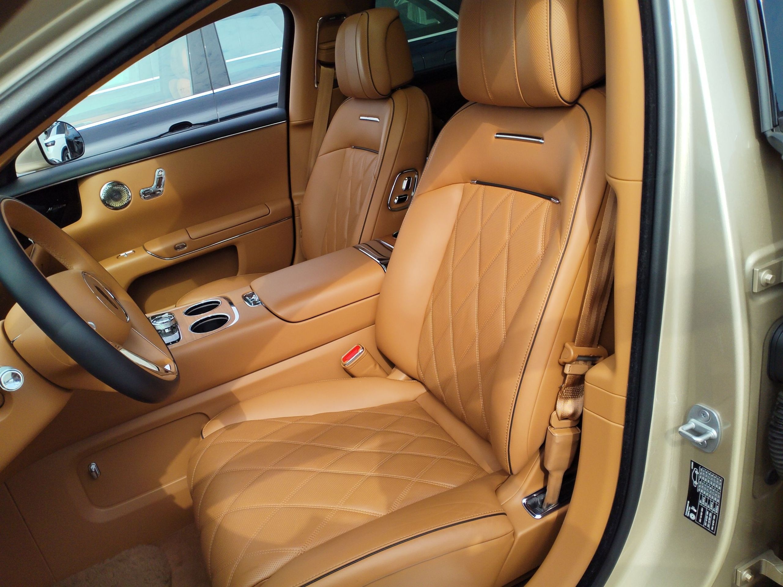 المقاعد الأمامية داخل السيارة