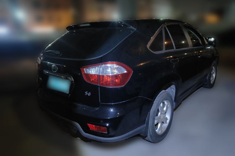 Used BYD S6 2014 2.0L Manual Luxury 7-Seater Rear Right 45 Deg