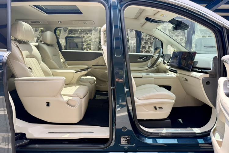 Used VOYAH Dream 2025 PHEV Four-Wheel Drive Excellence Kunpeng Edition
