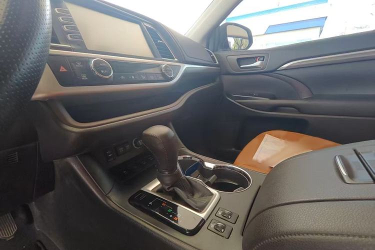 Used Toyota Highlander 2018 2.0T Four-Wheel Drive Knight Edition 7 Seats China VI Standard Interior 9