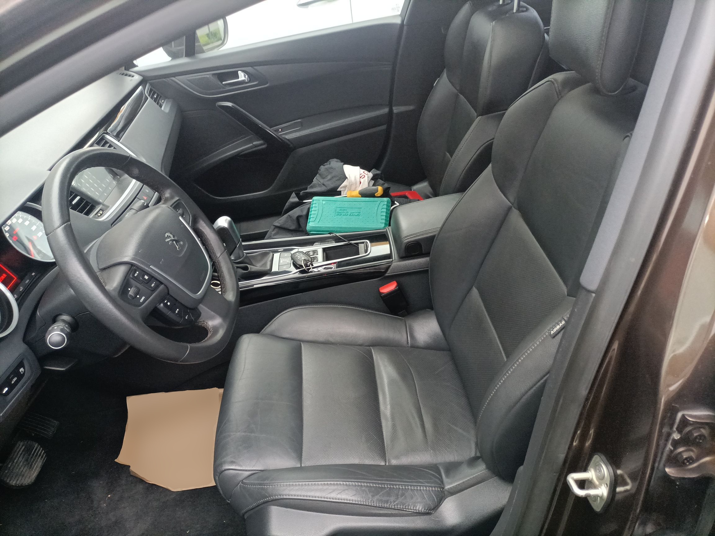 Переднее сиденье в автомобиле