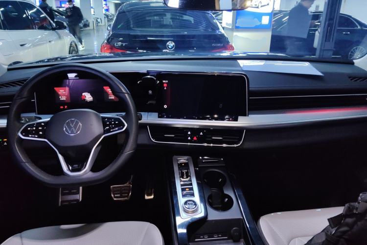 Used Volkswagen Tavendor 2024 Facelifted 380TSI All-Wheel Drive R-Line Cruise Premium Edition