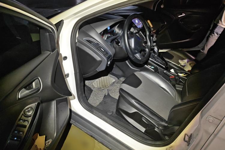 Used Ford Focus 2012 Sedan 1.6L Automatic Fashion Edition

