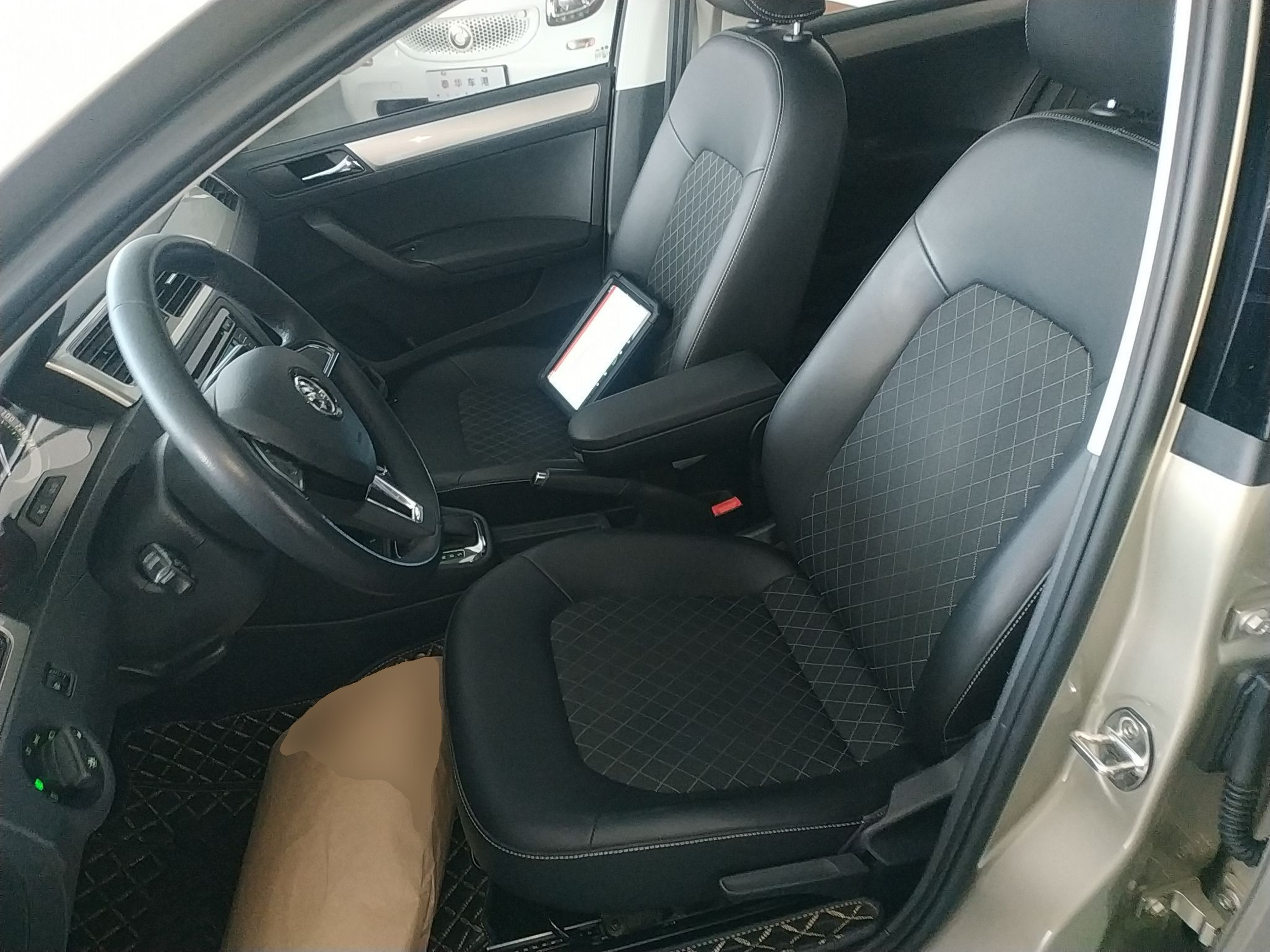 Переднее сиденье в автомобиле