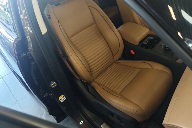 Used Land Rover Discovery Sport 2024 Luxury Custom Edition Right Front Seat