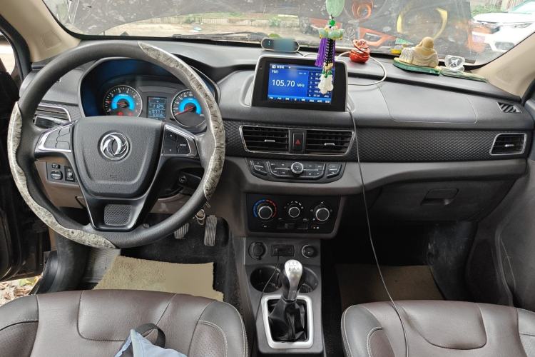 Used Dongfeng Fengon 330 2019 1.5L 330S Manual Comfort Version China VI Standard Center Console