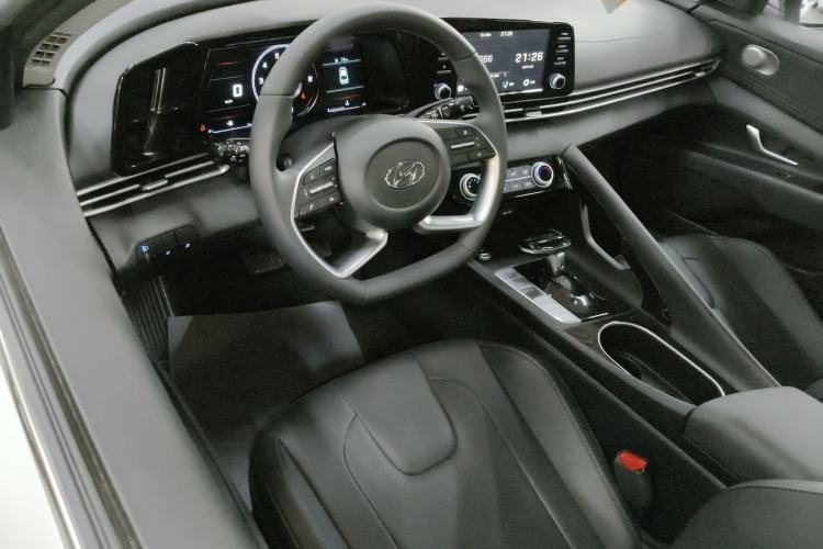 Used Hyundai Elantra 2022 1.5L CVT GLX Elite Edition Center Console