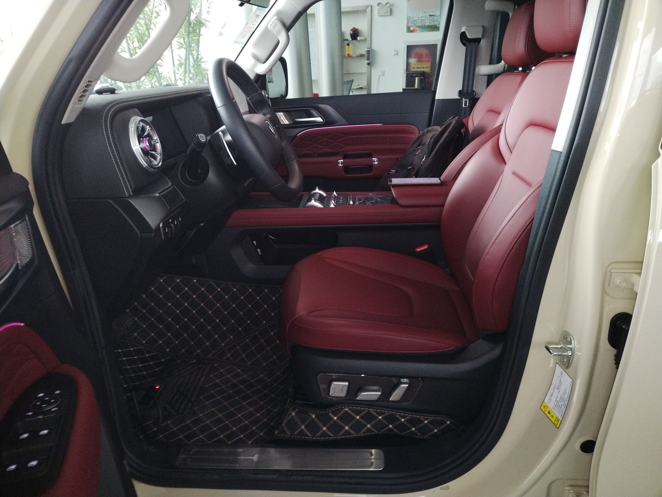 المقاعد الأمامية داخل السيارة