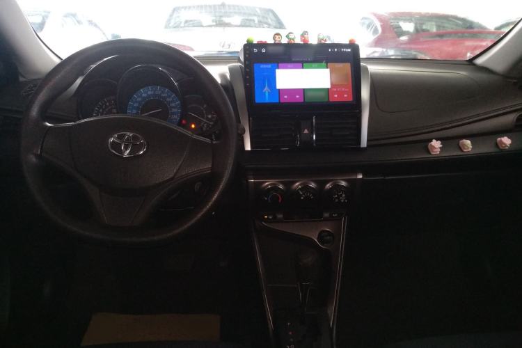 Used Toyota YARiS L Zhi Xuan 2014 1.3E Automatic Charm Edition Center Console