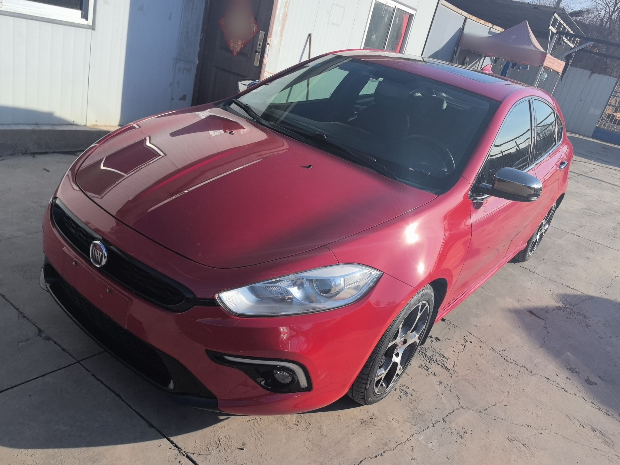 تحت مقدمة السيارة