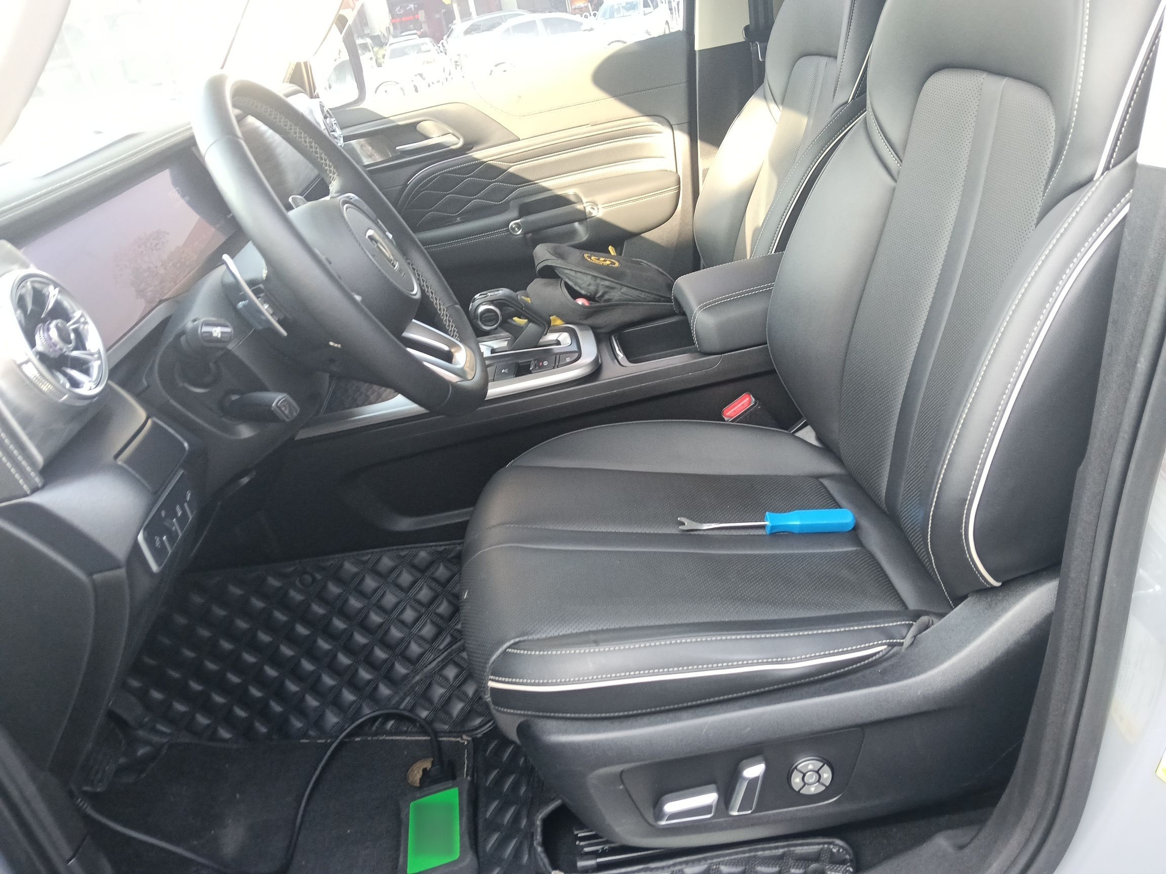 المقاعد الأمامية داخل السيارة