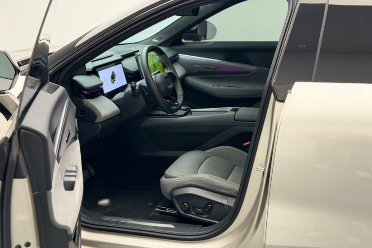 Used Lynk & Co 08 EM-P 2023 120km Long-Range Halo
