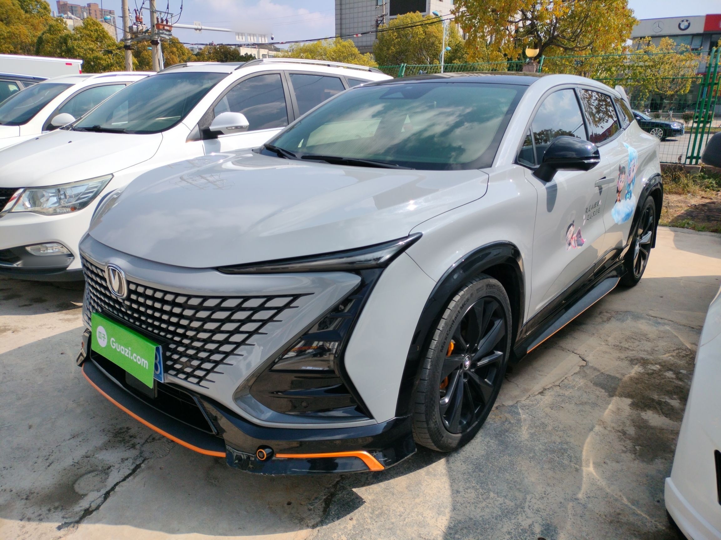 Под передней частью автомобиля