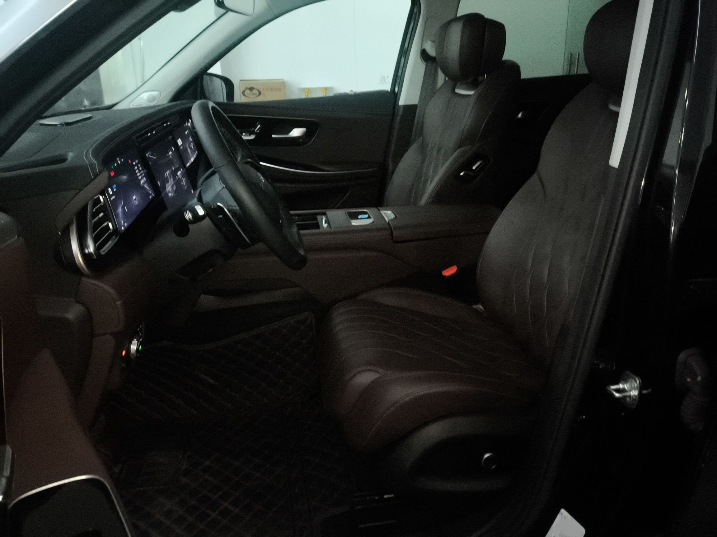 Переднее сиденье в автомобиле