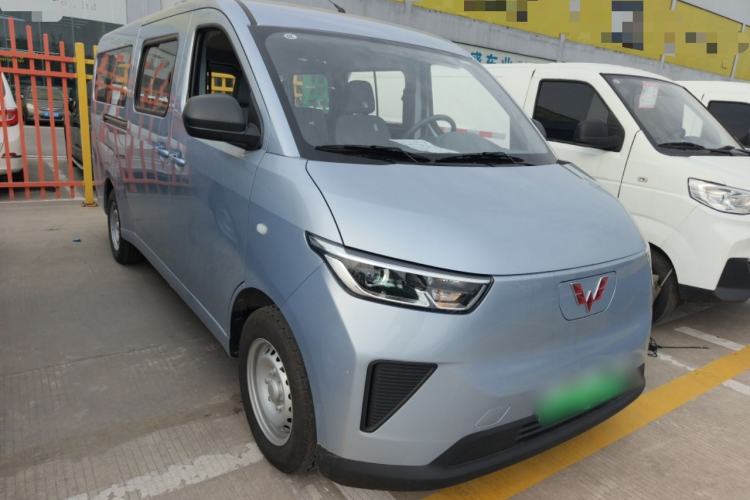 Used Wuling Yangguang 2024 300KM Comfort Version Passenger Van 75kW Exterior 1