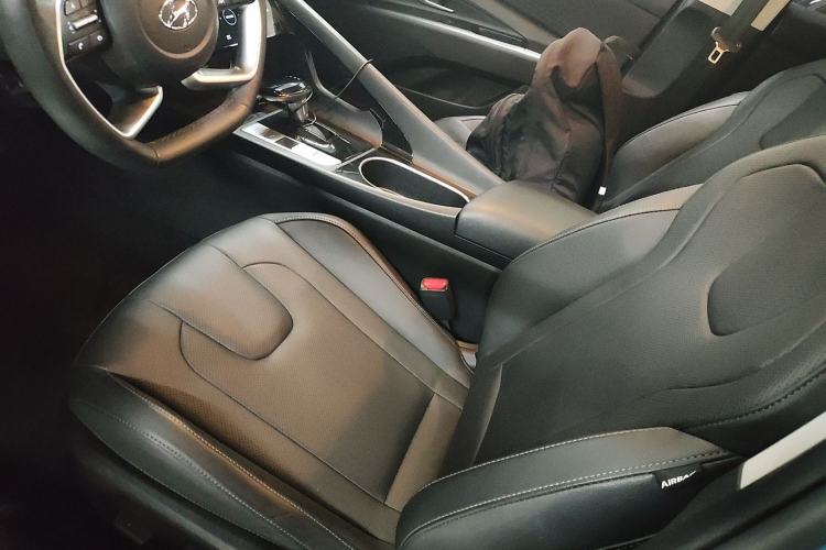 Used Hyundai Elantra 2022 1.5L CVT LUX Prestige Edition Left Front Seat